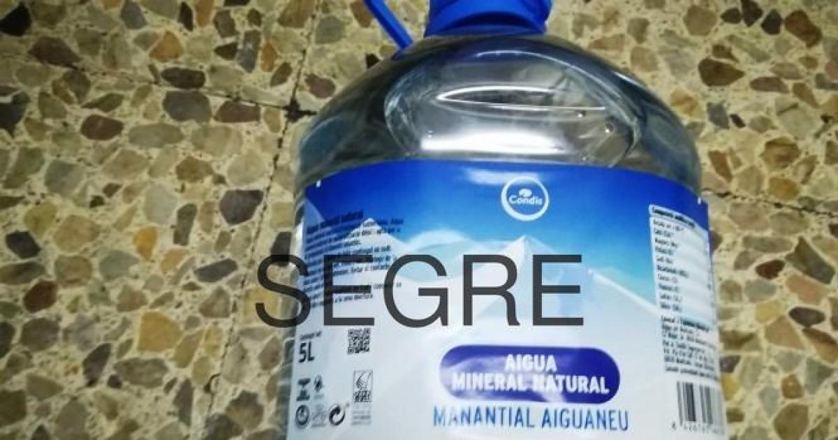 Retiran garrafas de agua de los supermercados Condis tras la